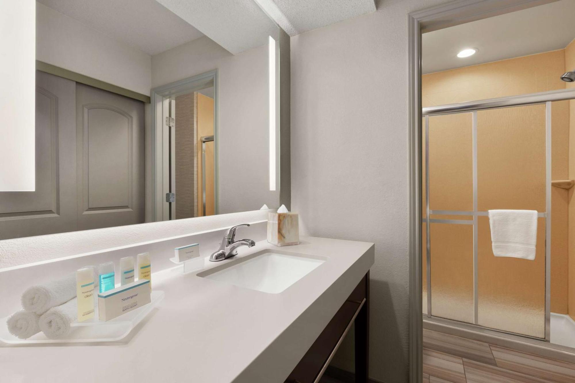 Hotel Addison Suites Addison